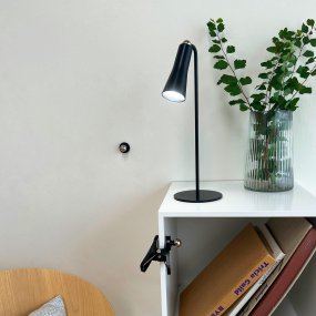 4 In One 38cm Sort Fra Dyberg Larsen - 4in1 er en fleksibel og genopladelig lampe i dansk design fra Dyberg Larsen.