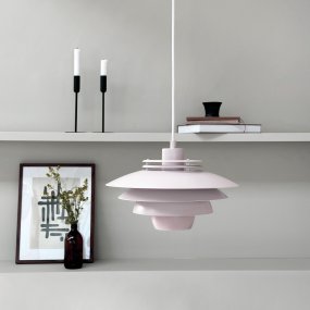 Ejka Ø30 Lyserød loftslampe Fra Dyberg Larsen - Uppt&auml;ck Ejka Mini Pendel, en dansk designet lampe med en nutidig stil, der passer perfekt ind i det nordiske hjem.