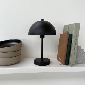 Stockholm 30cm Sort bærbar Fra Dyberg Larsen - Den praktiske batteriindikator viser tydeligt, hvorn&aring;r det er tid til at lade op, og med fuld opladning lyser lampen i op til 6 timer pr.