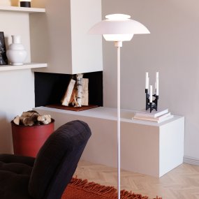 Opus Mat hvid gulvlampe Fra Dyberg Larsen - Den hvide metalstang og den flade base giver sammen med den diskrete hvide tekstilsnor stabilitet og et strejf af sofistikering.