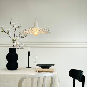 Flora Ø40 Perle hvid loftslampe Fra Dyberg Larsen - Finns i tv&aring; eleganta varianter: matt svart, med en industriell fransk k&auml;nsla, och p&auml;rlvitt, som kombinerar romantisk bohemstil med en minimalistisk touch.