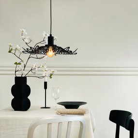 Flora Ø40 Mat sort loftslampe Fra Dyberg Larsen - Finns i tv&aring; eleganta varianter: matt svart, med en industriell fransk k&auml;nsla, och p&auml;rlvitt, som kombinerar romantisk bohemstil med en minimalistisk touch.