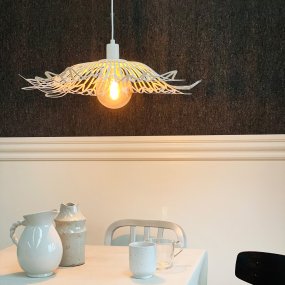 Flora Ø60 Perle hvid loftslampe Fra Dyberg Larsen - Finns i tv&aring; eleganta varianter: matt svart, med en industriell fransk k&auml;nsla, och p&auml;rlvitt, som kombinerar romantisk bohemstil med en minimalistisk touch.