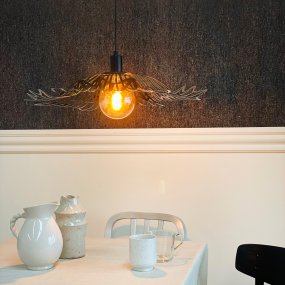 Flora Ø60 Mat sort loftslampe Fra Dyberg Larsen - Finns i tv&aring; eleganta varianter: matt svart, med en industriell fransk k&auml;nsla, och p&auml;rlvitt, som kombinerar romantisk bohemstil med en minimalistisk touch.