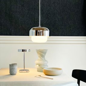 Haipot Ø23 Krom loftslampe Fra Dyberg Larsen - Det stilfulde design kombinerer en &oslash;vre metalsk&aelig;rm med en forkromet finish og en nedre del i hvidt glas, der spreder et j&aelig;vnt og behageligt lys.