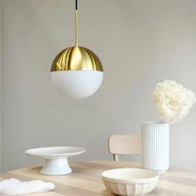 Nova Ø25 Messing loftslampe Fra Dyberg Larsen - Lampen har en rund form med en kuppel, hvor den &oslash;verste del er i messingfinish og den nederste del i opalglas, hvilket giver et bl&oslash;dt og behageligt lys.