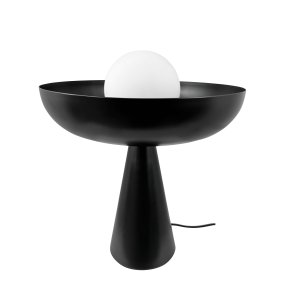 Ava 35cm Sort Fra Dyberg Larsen - Kombinationen af den sorte metalbund og den elegante glaskuppel omgiver lyset på en fortryllende måde, som skaber et unikt og iøjnefaldende lyspunkt i dit interiør.
