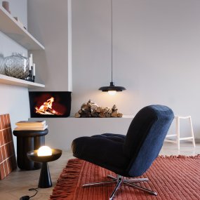 Ava Ø44 Sort Fra Dyberg Larsen - Ava loftpendel i sort metal med glaskuppel kombinerer et moderne look med tidløst design.