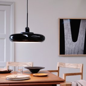 Planet Ø40 Sort loftslampe Fra Dyberg Larsen - Planet pendlen i blankt sort metal udstråler enkelhed og stil i ét og samme lysvalg.