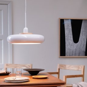Planet Ø40 Hvid loftslampe Fra Dyberg Larsen - Planet pendlen i blankt hvidt metal udstråler enkelhed og stil i ét og samme belysningsvalg.