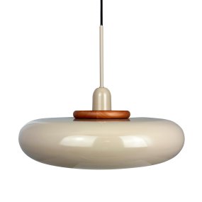 Planet Ø40 Latte loftslampe Fra Dyberg Larsen - Planet pendlen i blank beige metal udstråler enkelhed og stil i ét og samme lysvalg.