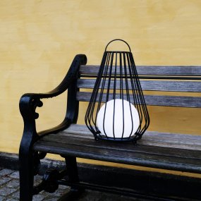 Evesham 48cm Sort bærbar Fra Dyberg Larsen - Den stiliga svarta f&auml;rgen ger ett naturligt och i&ouml;gonfallande inslag i utomhusmilj&ouml;n och bidrar till en inbjudande atmosf&auml;r p&aring; kv&auml;llen.