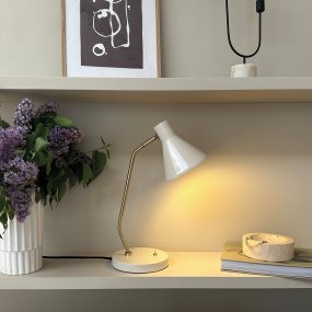 Sleep 43cm Blank hvid skrivebordslampe Fra Dyberg Larsen - Sleep bordlampe er en moderne og stilfuld belysningsl&oslash;sning til dit hjem.