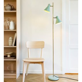 Sleep Skinnende mynte gulvlampe Fra Dyberg Larsen - Den mintgr&oslash;nne farve giver lampen et retro-look, mens detaljerne i antik messing tilf&oslash;jer et elegant touch.