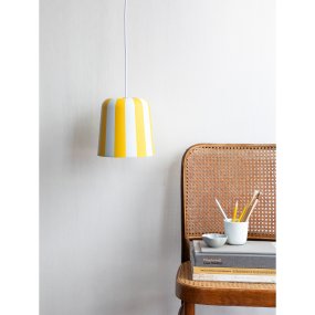 Gry Ø20 Gul loftslampe Fra Dyberg Larsen - Genom att ta igenkännbara mönster och sätta dem i en ny kontext ville hon skapa en lampa som får människor att le och ger en unik visuell upplevelse.