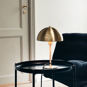 Lyon 30cm Messing bordlampe Fra Dyberg Larsen - Med sit klassiske design og moderne materialevalg er Lyon bordlampen et sofistikeret valg til hjemmet, som kombinerer elegance og funktion på et perfekt sødt.