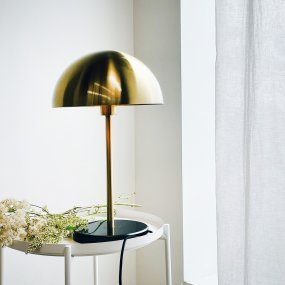 Nancy 50cm Messing/sort bordlampe Fra Dyberg Larsen - Lampen er lavet af messing med solid marmorbase og giver en eksklusiv følelse.