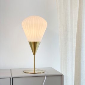 Ballon 45cm Hvid bordlampe Fra Dyberg Larsen - Med sin moderna form och stilrena material &auml;r Ballon bordslampa ett perfekt val f&ouml;r den som vill kombinera funktion, ljus och elegans i sin inredning.