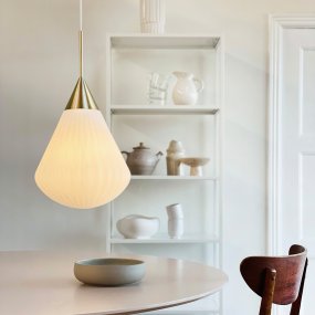 Ballon Ø33 Hvid Fra Dyberg Larsen - Med sin moderna form och stilrena material &auml;r Ballon Pendant det perfekta valet f&ouml;r den som vill f&ouml;rena ljus och elegans &ndash; en funktionell och tidl&ouml;s designklassiker.