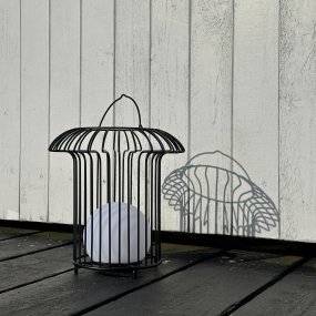 Basket 32cm Sort Fra Dyberg Larsen - &nbsp; Lyktan laddas enkelt med medf&ouml;ljande USB-kabel, vilket g&ouml;r att du kan njuta av dess vackra ljus &aring;ret om (adapter ing&aring;r ej).