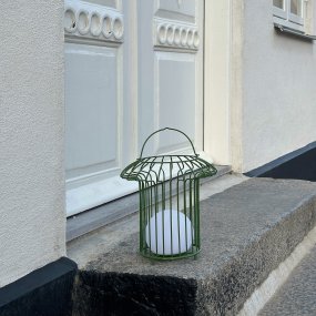 Basket 32cm Grøn bærbar Fra Dyberg Larsen - &nbsp; Lyktan laddas enkelt med medf&ouml;ljande USB-kabel, vilket g&ouml;r att du kan njuta av dess vackra ljus &aring;ret om (adapter ing&aring;r ej).