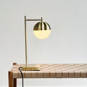 Caen 45cm Messing/hvid bordlampe Fra Dyberg Larsen - Caen bordlampen er lavet af børstet messing og har en smuk glaskuppel, der giver et varmt og blødt lys.