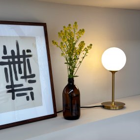 Sia 30cm Messing bordlampe Fra Dyberg Larsen - Giv dit hjem et strejf af sofistikeret og moderne stil med Sia bordlampen, en smuk kreation fra Dyberg Larsen, der legemliggør dansk design til; bedste måde.