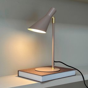 DL12 40cm Beige skrivebordslampe Fra Dyberg Larsen - DL12 er enkel i sit udtryk og smelter let ind i forskellige interiører og rum.