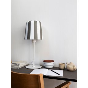 Gry 50cm Grå bordlampe Fra Dyberg Larsen - Genom att ta igenkännbara mönster och sätta dem i en ny kontext ville hon skapa en lampa som får människor att le och ger en unik visuell upplevelse.