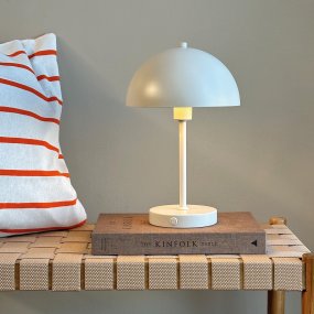 Stockholm 30cm Perle hvid bærbar Fra Dyberg Larsen - Den praktiske batteriindikator viser tydeligt, hvorn&aring;r det er tid til at lade op, og med fuld opladning lyser lampen i op til 6 timer pr.