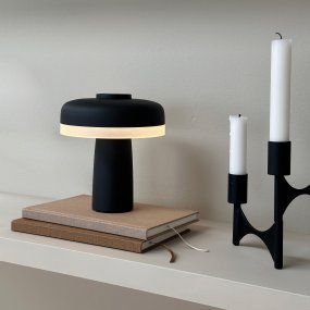 Porter 16cm Sort bærbar Fra Dyberg Larsen - Porter LED genopladelig bordlampe er en moderne og funktionel lampe med et unikt design, hvor lyset kommer fra kanten, hvilket giver et behageligt og jævnt lys.