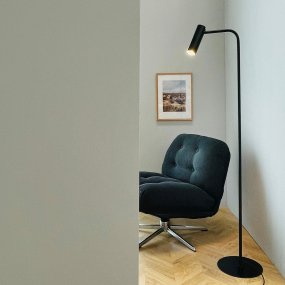 Skagerrak Sort gulvlampe Fra Dyberg Larsen - Den er lavet af robust metal med en sort finish, som giver et raffineret og dog diskret indtryk.