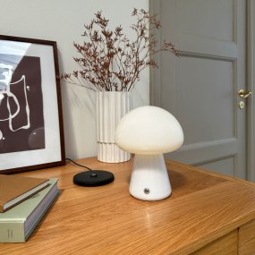 Morkel 20cm Hvid bærbar Fra Dyberg Larsen - Takket være dens kompakte størrelse og stilfulde design er den nem at placere hvor som helst, hvilket gør den ideel til stuen, soveværelset eller kontoret.