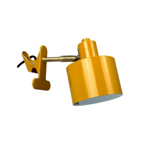 Ocean Gul klemmelampe Fra Dyberg Larsen - Den kombinerer funktionalitet med et moderne og enkelt design, der skaber et roligt og elegant udtryk.