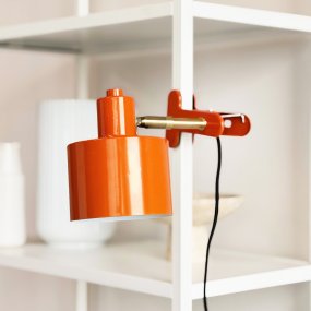 Ocean Orange klemmelampe Fra Dyberg Larsen - Den kombinerer funktionalitet med et moderne og enkelt design, der skaber et roligt og elegant udtryk.