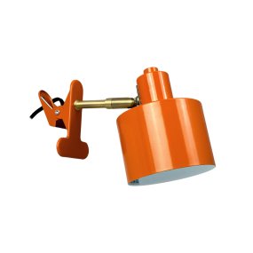 Ocean Orange klemmelampe Fra Dyberg Larsen - Den kombinerer funktionalitet med et moderne og enkelt design, der skaber et roligt og elegant udtryk.