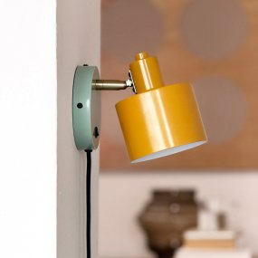 Ocean 16cm Flerfarvet læselampe Fra Dyberg Larsen - Stangen og armen i h&aring;ndpoleret messingfinish giver et unikt udtryk, og det dybe farveskema skaber en harmonisk helhed.