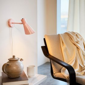 DL12 Lyserød læselampe Fra Dyberg Larsen - Den lyser&oslash;de finish giver rummet en hyggelig fornemmelse og spreder et godt, rettet lys.