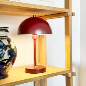 Stockholm 30cm RØD bærbar Fra Dyberg Larsen - Det smarte design med en lavere sk&aelig;rm giver et bl&oslash;dere og mere behageligt lys, der skaber en hyggelig atmosf&aelig;re.