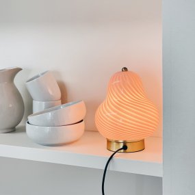 Lucy 20cm Lyserød bordlampe Fra Dyberg Larsen - Perfekt som et dekorativt element i stuen, soveværelset eller gangen spreder den et blødt og varmt lys, der skaber en hyggelig atmosfære.