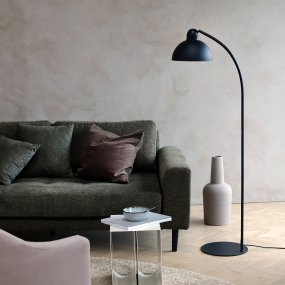 Eric Sort gulvlampe Fra Dyberg Larsen - Lampens stabile fod og matte finish i sort skaber et tidløst look, ideelt til både stuer og arbejdspladser.
