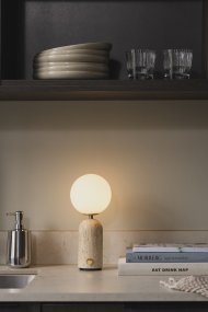 Torrano 28cm Beige travertin bærbar Fra Globen Lighting - For den bedste batterilevetid b&oslash;r lampen oplades fuldt ved f&oslash;rste brug, oplades hver tredje m&aring;ned ved opbevaring i l&aelig;ngere perioder og slukkes under opladning.