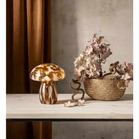 Funghi 17cm Brun bordlampe Fra Star Trading - Den spreder en bl&oslash;d, varm hvid gl&oslash;d, der skaber en hyggelig f&oslash;lelse p&aring; et bord, en b&aelig;nk eller i et vindue.