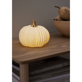 Pumpkin 12cm Hvid Fra Star Trading - Lampen drives af 2 AAA-batterier (medf&oslash;lger ikke) og har en praktisk timerfunktion, der lyser i 6 timer og er slukket i 18 timer, og gentager sig.