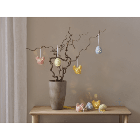 Esther Flerfarvet Fra Star Trading - Dekorativ p&aring;skedekoration i et s&aelig;t med 2 p&aring;skekyllinger og 2 &aelig;g i blank porcel&aelig;n.