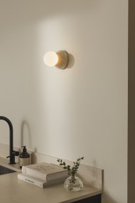 Torrano Ø13 Beige travertin badeværelseslampe Fra Globen Lighting - Lampen er IP44-klassificeret, hvilket betyder, at den kan bruges i fugtige miljøer som badeværelser, og den kan også bruges på både vægge og lofter.