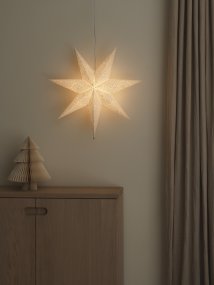 Papirstjerne m. broderi Ø60 Hvid Fra Konstsmide - Med sin diameter p&aring; 60 cm er den perfekt til at h&aelig;nge i et vindue, hvor den vil v&aelig;re et smukt blikfang i advent og jul.