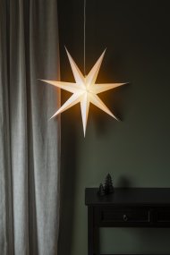 Papirstjerne Ø78 Hvid Fra Konstsmide - Det enkle, elegante design spreder et bl&oslash;dt og behageligt lys, der giver en harmonisk f&oslash;lelse i advent og jul.