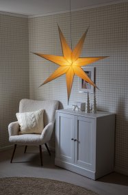 Papirstjerne Ø78 Beige Fra Konstsmide - Det enkle, elegante design spreder et bl&oslash;dt og behageligt lys, der giver en harmonisk f&oslash;lelse i advent og jul.