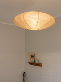 Yuni Skærm Ekskl. Ophæng Ø58 Beige loftslampe Fra PR Home - Yuni er en dekorativ beige sk&aelig;rm i rispapir, der giver et bl&oslash;dt og behageligt lys.